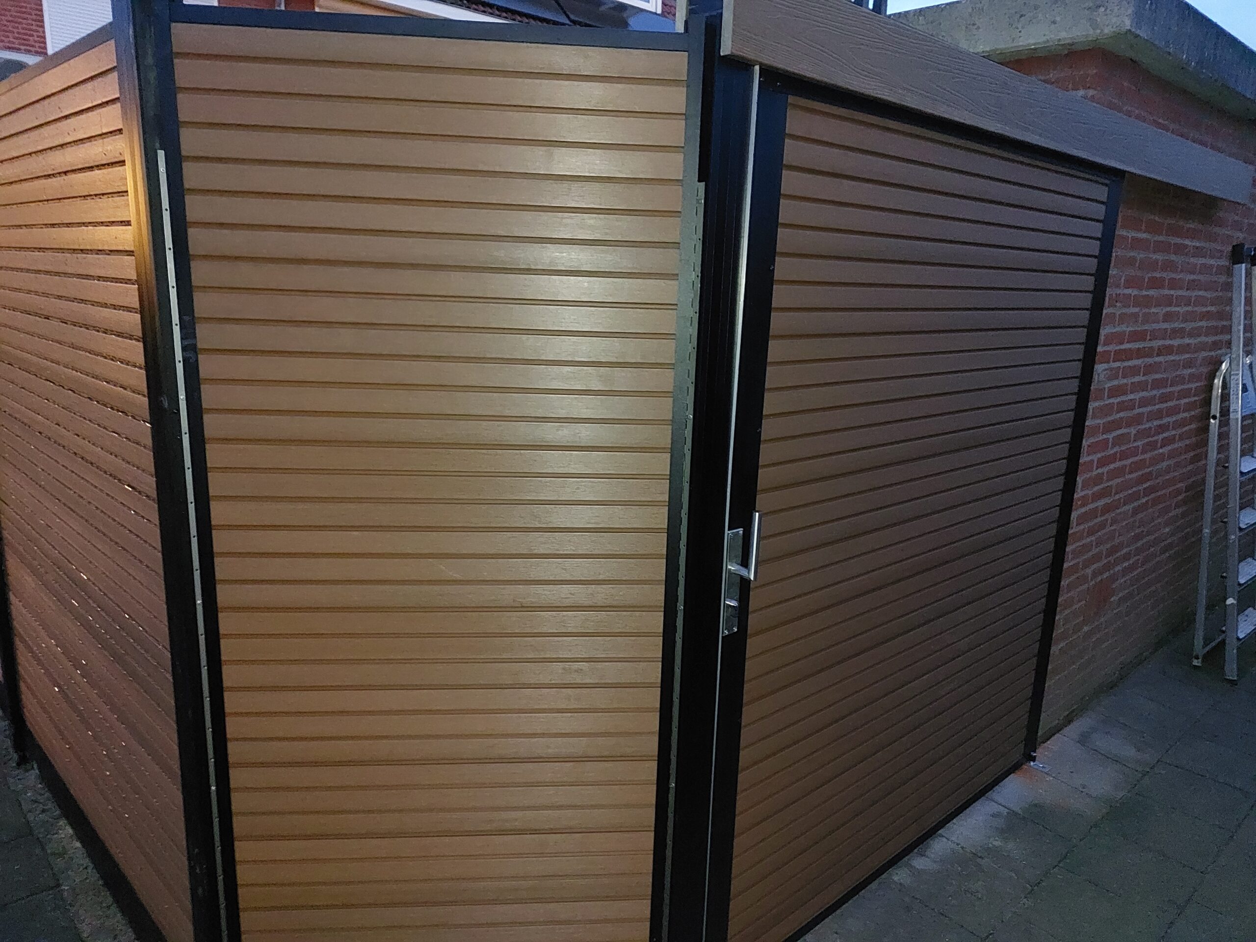 Schuifdeur WPC Fiberdeck Rhombus profiel hoogte maximaal 200cm compleet systeem incl. aluminium frame en afwerking!