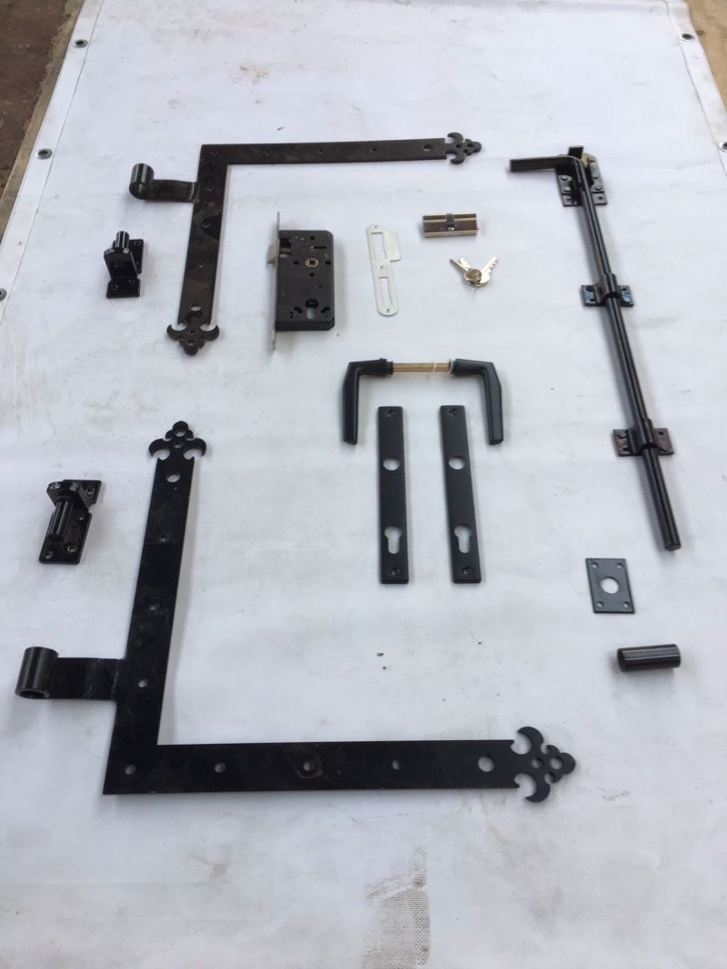 Set zwart beslag tbv dubbele poort