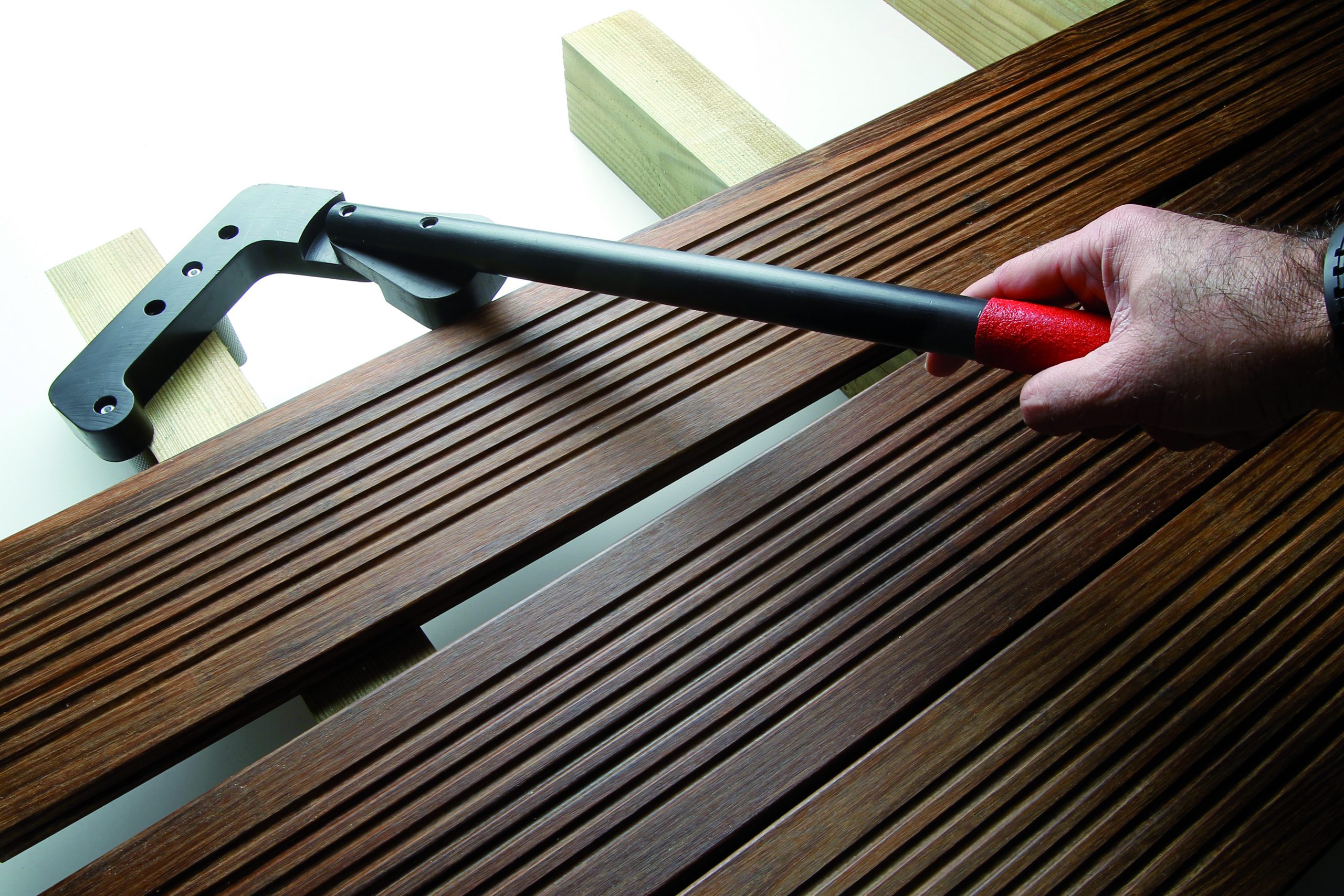 Cobra® WRENCH om terrasplanken uit te richten, Kan met één hand bediend worden: rechts of links.