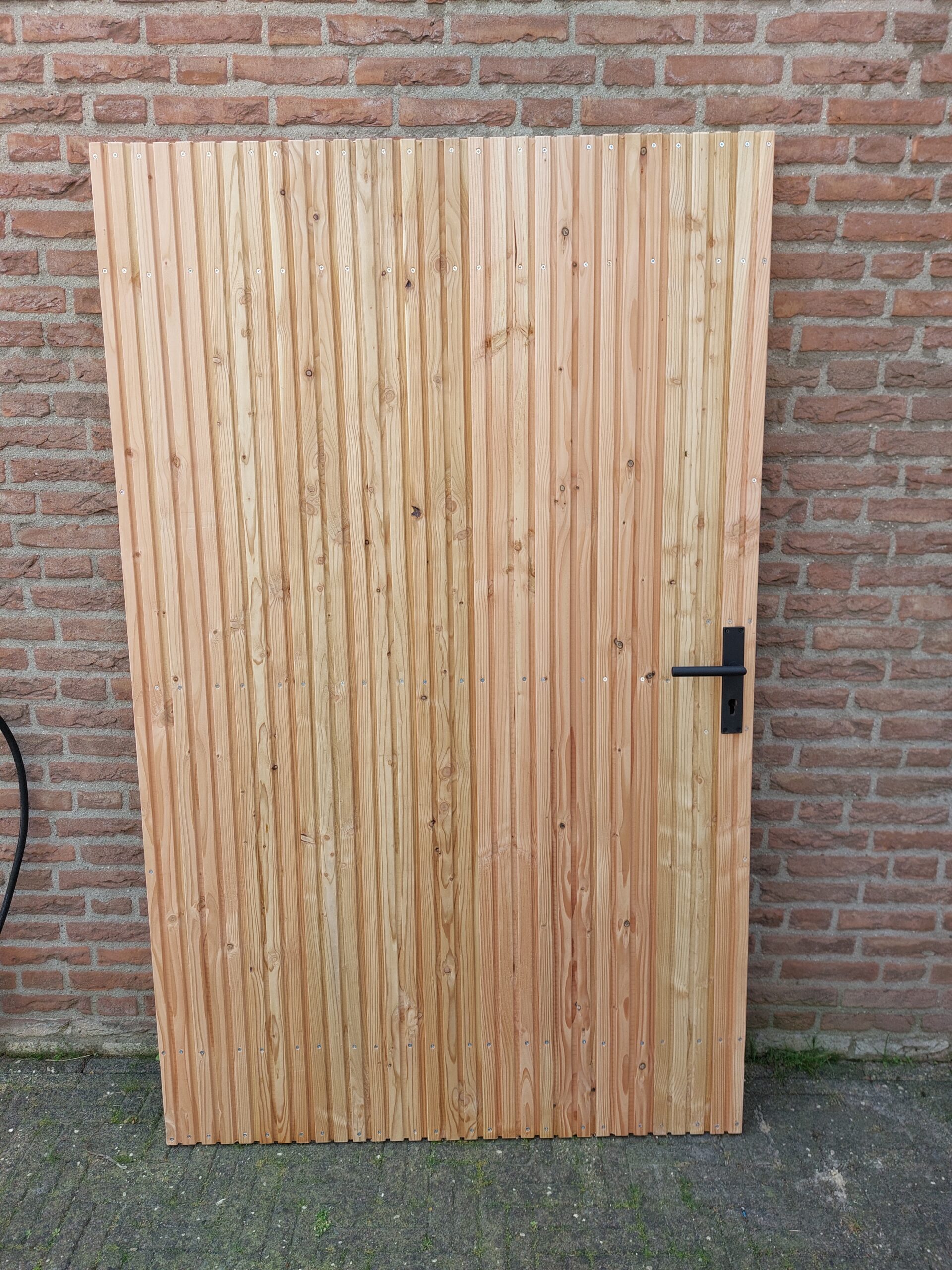 Schuifdeur / schuifpoort Triple Douglas metalen frame, dubbelzijdig bekleed 130 t/m 180cm. Hoogte 195cm incl. volledig schuifsysteem (rails, rollers, slot, ondergeleiding)