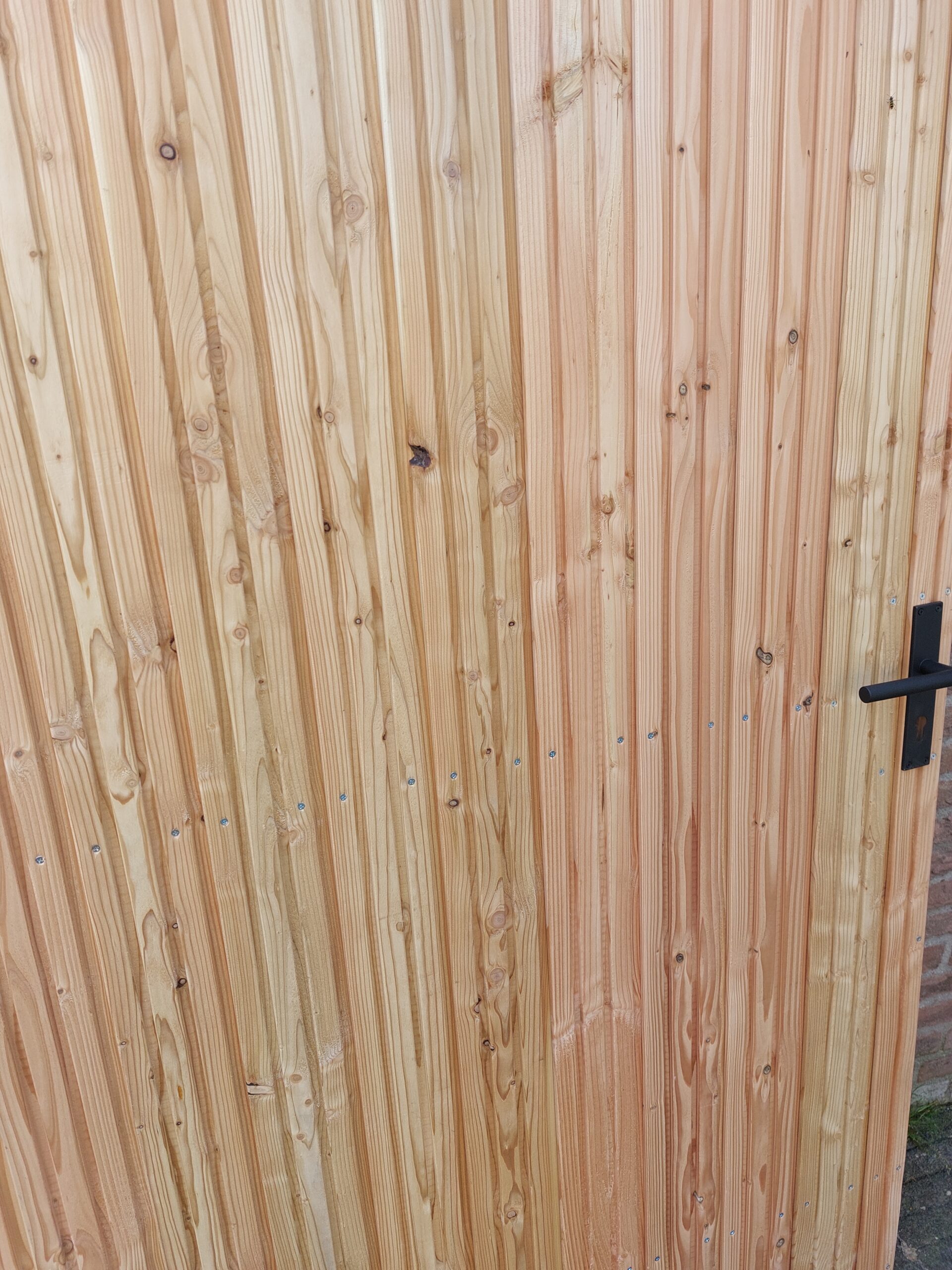 Schuifdeur / schuifpoort Triple Douglas metalen frame, dubbelzijdig bekleed 130 t/m 180cm. Hoogte 195cm incl. volledig schuifsysteem (rails, rollers, slot, ondergeleiding)