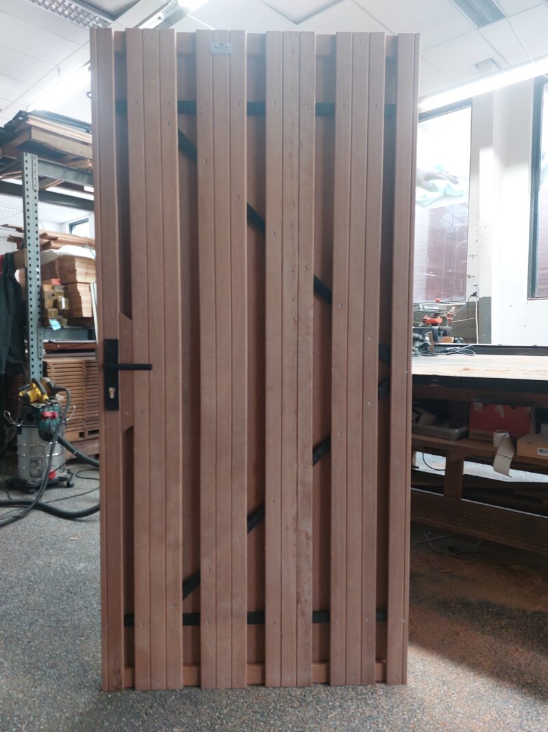 Zwarte Framepoort Privacy hardhout Hoogte 180cm tot 195cm, Breedte verkrijgbaar van 90cm tot 200cm, incl. verwerking hang en sluitwerk op poort.