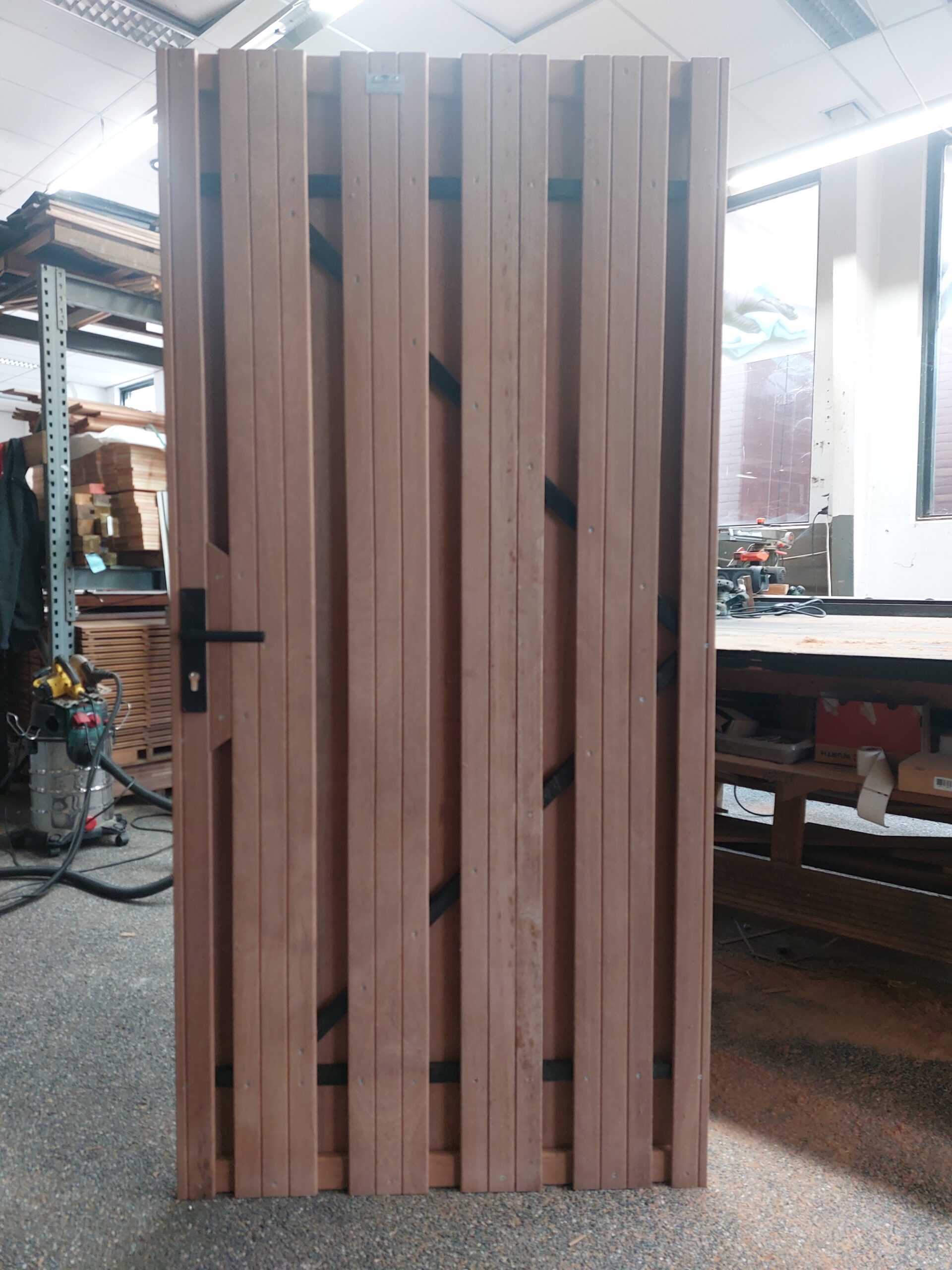 Zwarte Framepoort Privacy hardhout Hoogte 180cm, Breedte verkrijgbaar van 90cm tot 200cm, incl. verwerking hang en sluitwerk op poort.