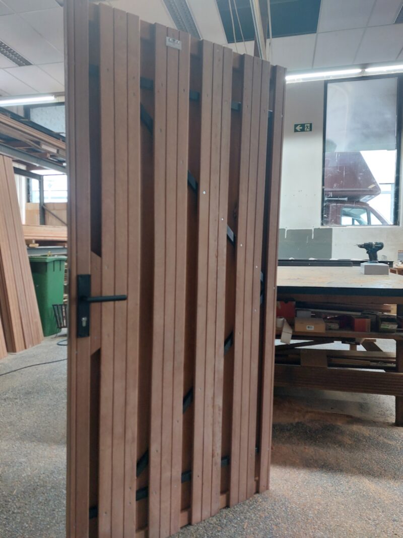 Framepoort hardhout icm zwart frame 90 t/m 150cm breed, hoogte 180cm