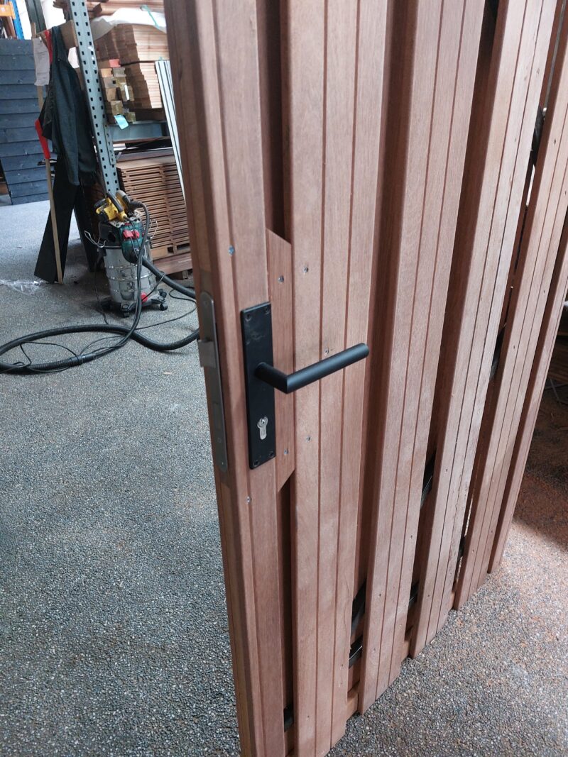 Framepoort hardhout icm zwart frame 90 t/m 150cm breed, hoogte 180cm