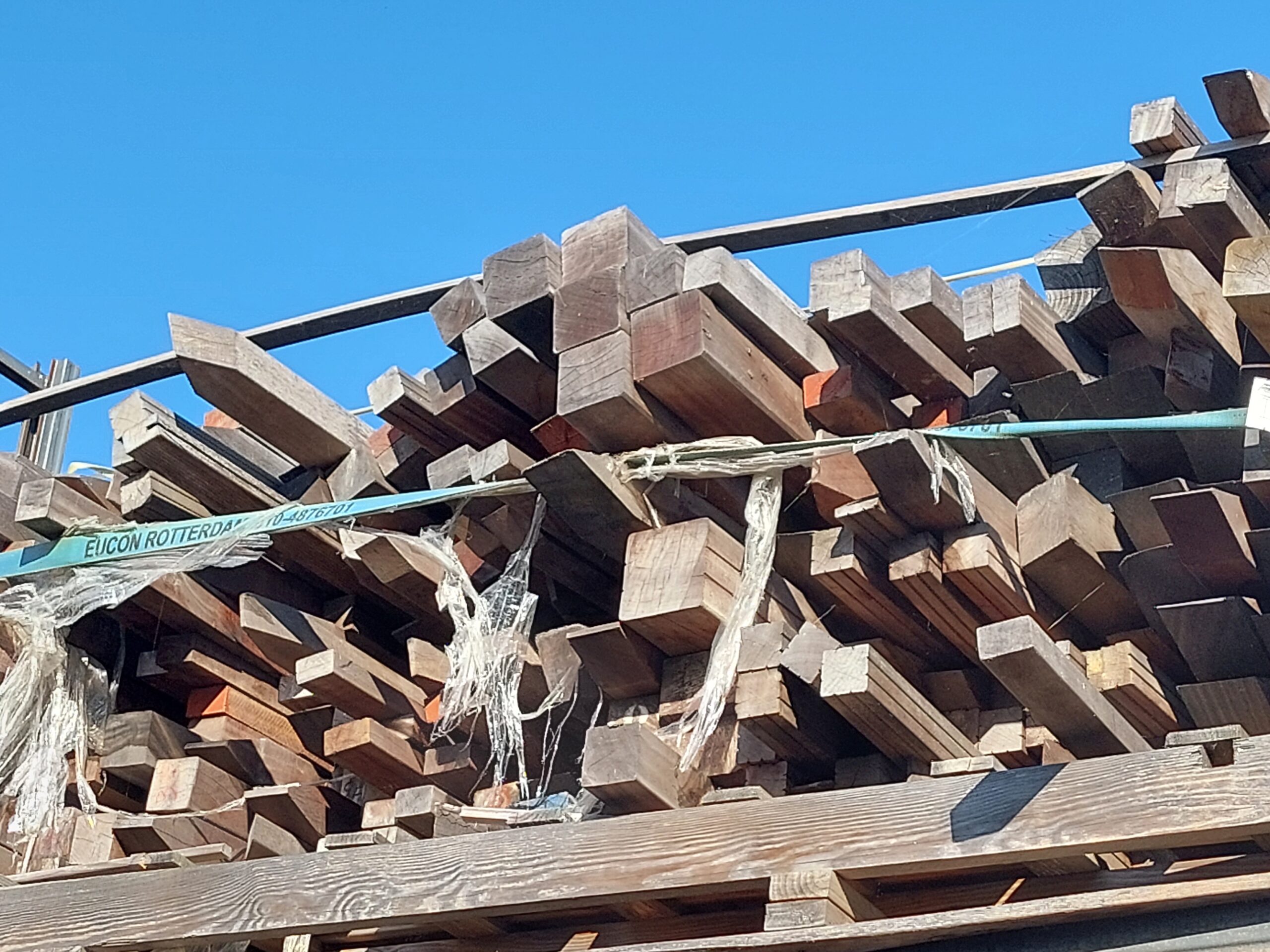 Hardhouten palen diverse kopmaten Kom nu uitzoeken, op = op!