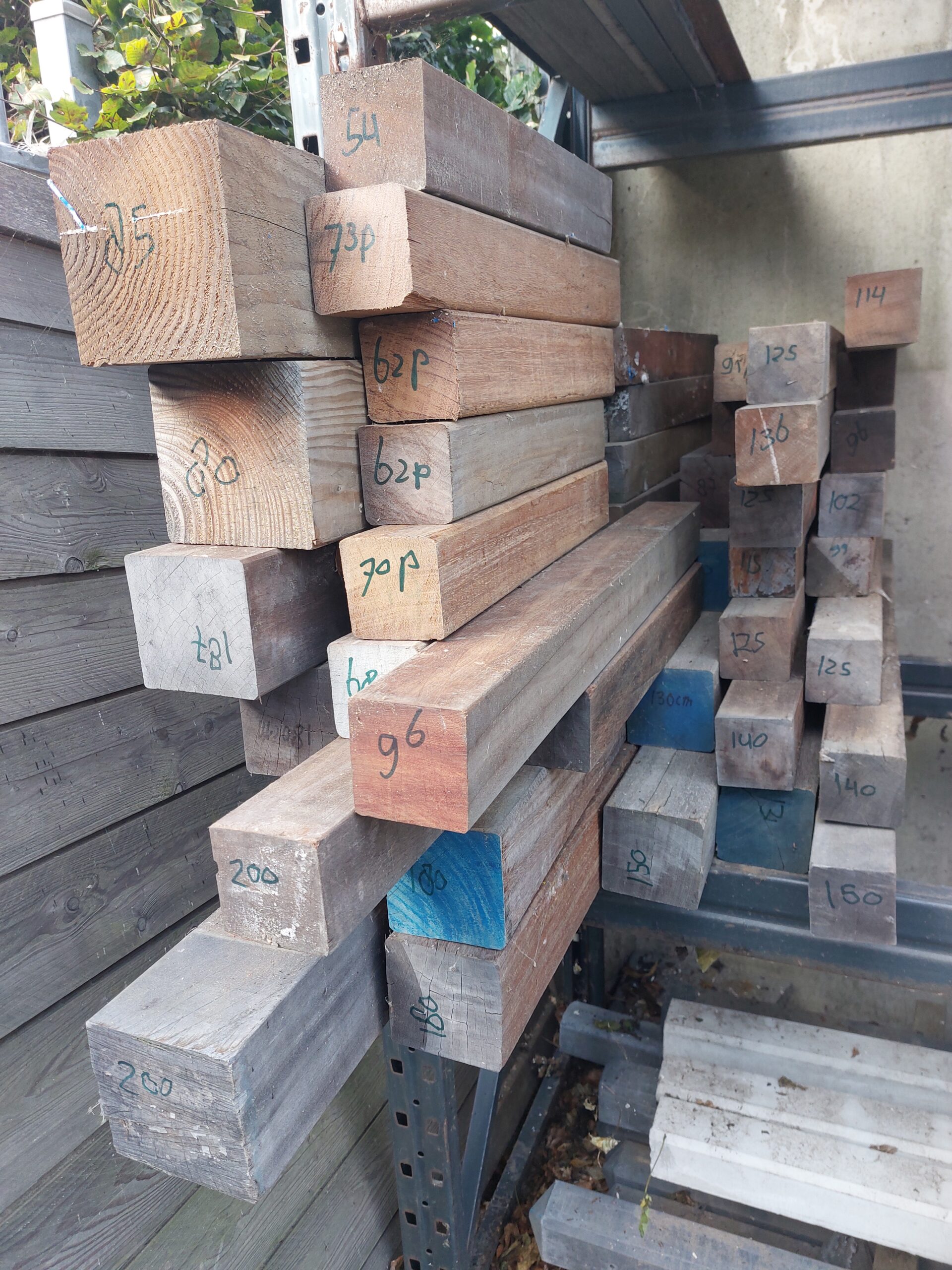 Hardhouten palen diverse kopmaten Kom nu uitzoeken, op = op!