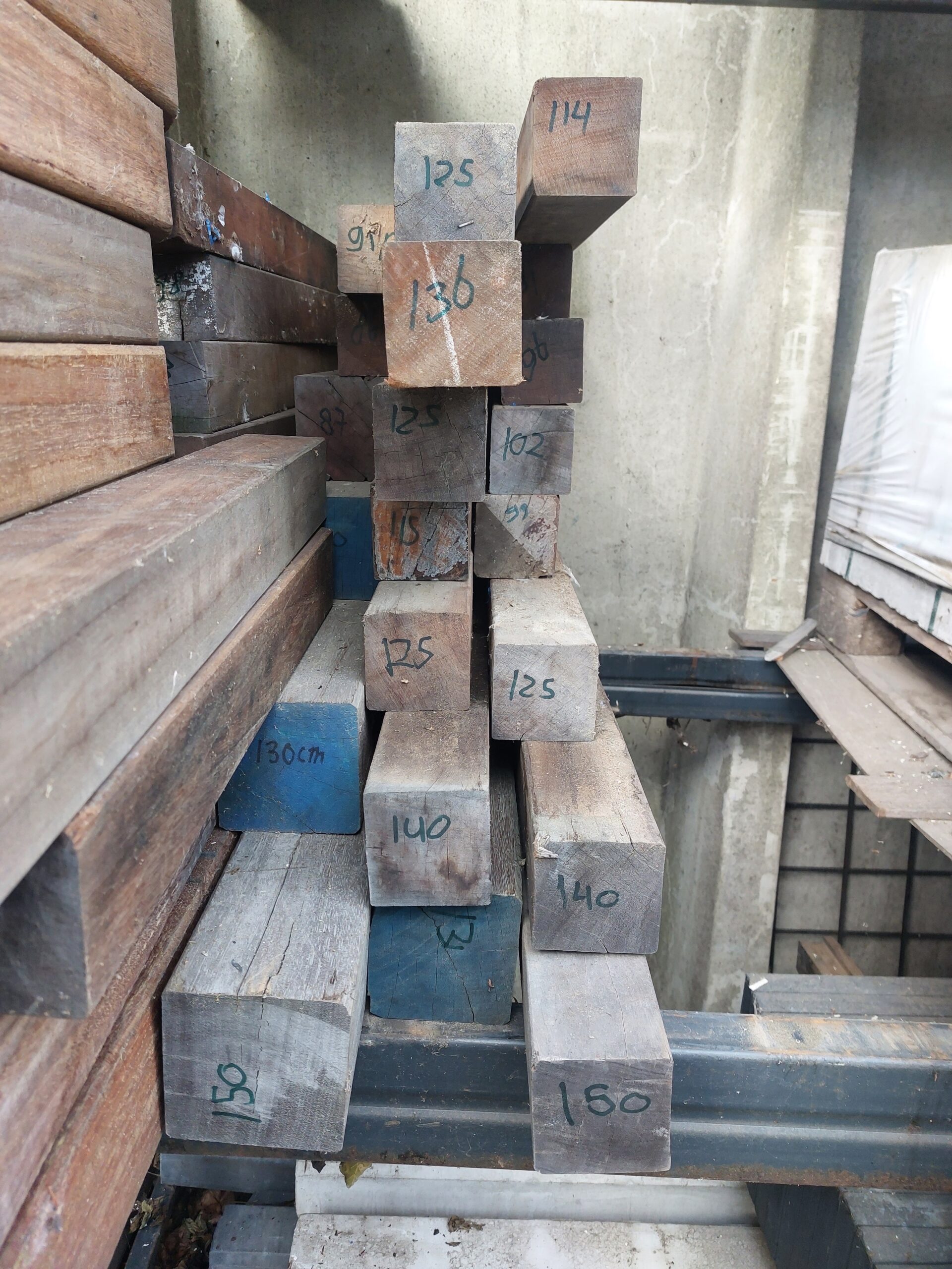 Hardhouten palen diverse kopmaten Kom nu uitzoeken, op = op!