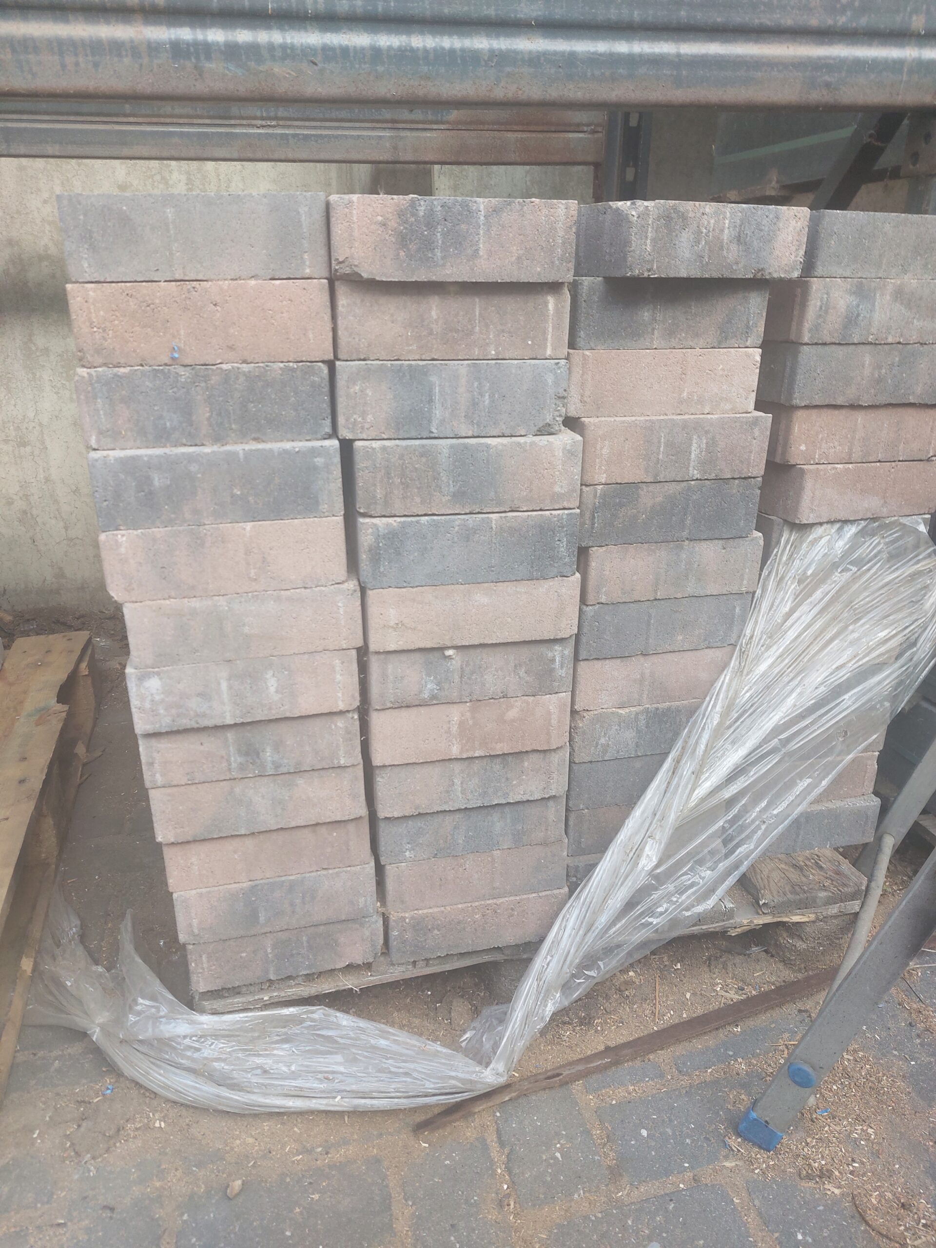 partij van 200 stuks Pebblestones rood/antraciet 30x20x6cm ( 12m2)