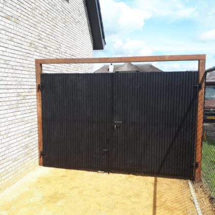 Dubbele Tuindeur Triple profiel diverse kleuren en houtsoorten 200 t/m 400cm, hoogte 155>200cm "Horizontaal of verticaal"