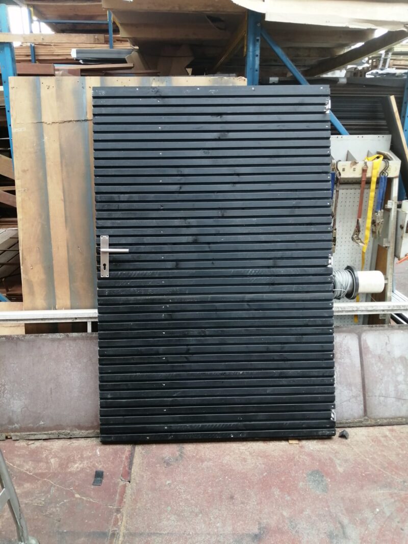 Schuifdeur / schuifpoort Triple Douglas metalen frame, dubbelzijdig bekleed 130 t/m 180cm. Hoogte 195cm incl. volledig schuifsysteem (rails, rollers, slot, ondergeleiding)