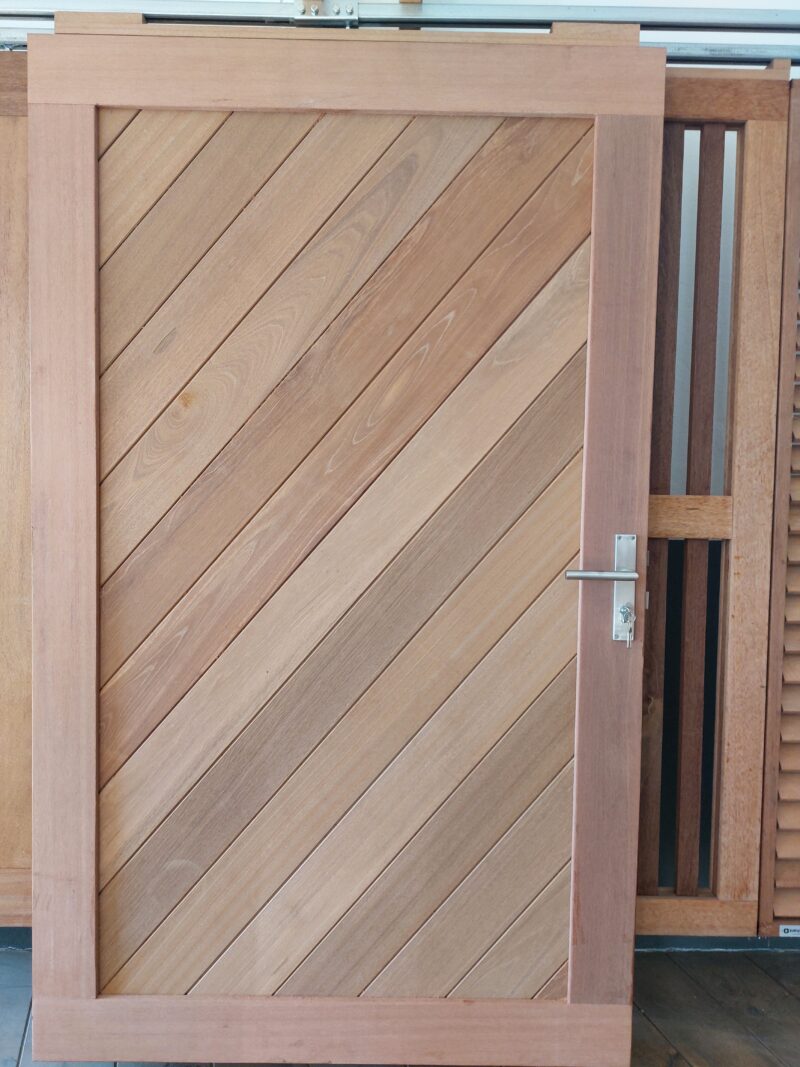 Massief bangkirai tuinpoort diagonaal 120x200cm incl. slot en verstelbare scharnieren van 995- voor 695,- ( showroom model)