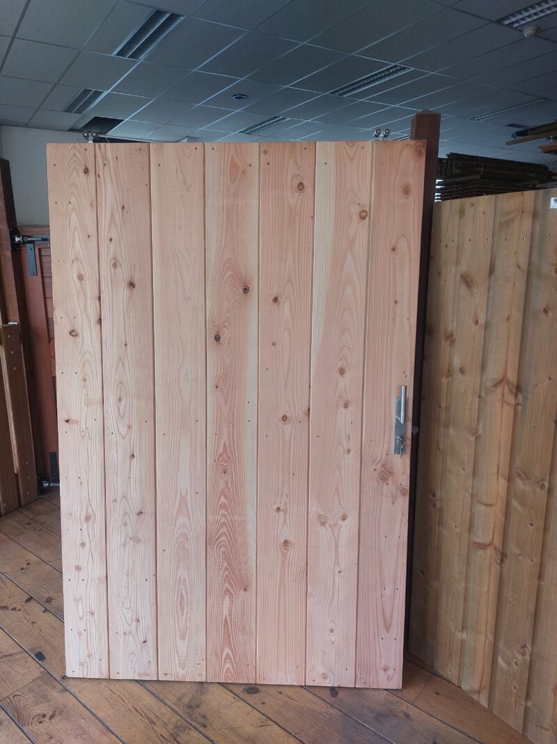 Schuifdeur / schuifpoort Douglas metalen frame, dubbelzijdig bekleed 130 t/m 170cm. Hoogte 195cm incl. volledig schuifsysteem (rails, rollers, slot, ondergeleiding)