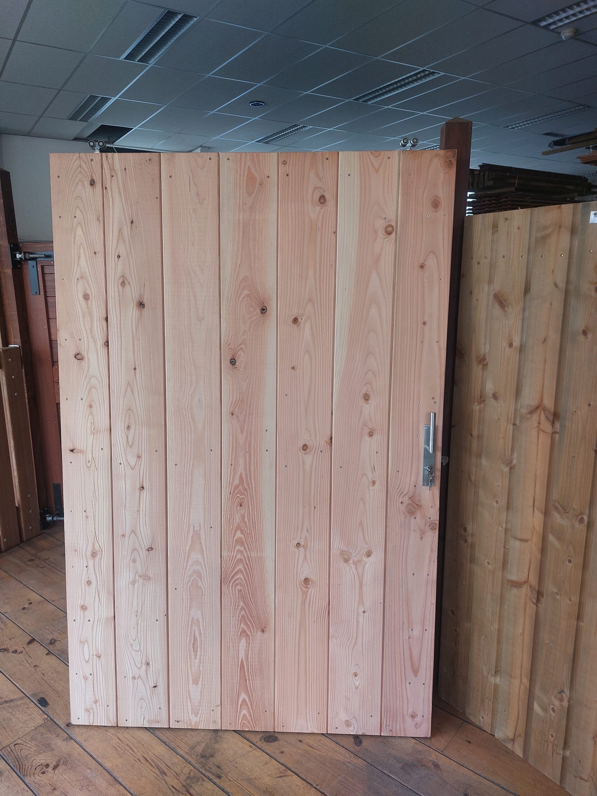 Schuifdeur / schuifpoort Douglas metalen frame, dubbelzijdig bekleed 130 t/m 170cm. Hoogte 195cm incl. volledig schuifsysteem (rails, rollers, slot, ondergeleiding)