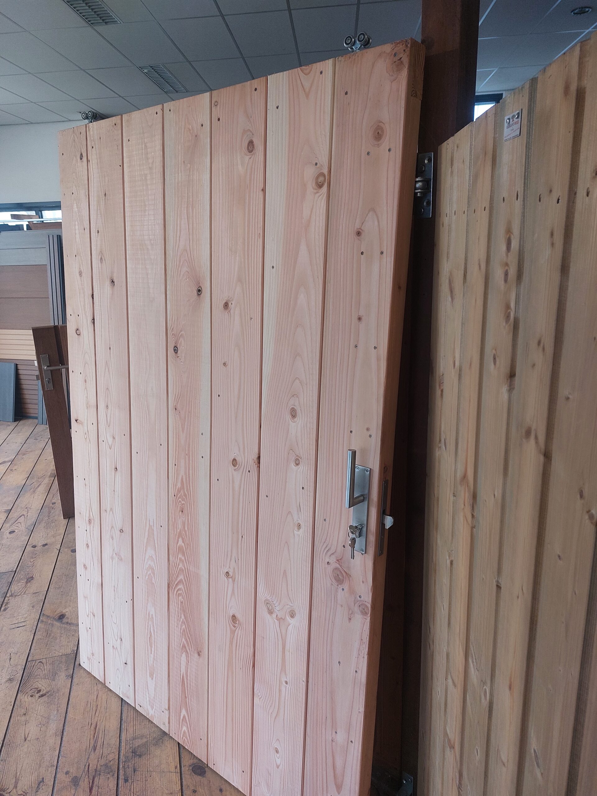 Schuifdeur / schuifpoort Triple Douglas metalen frame, dubbelzijdig bekleed 130 t/m 180cm. Hoogte 195cm incl. volledig schuifsysteem (rails, rollers, slot, ondergeleiding)