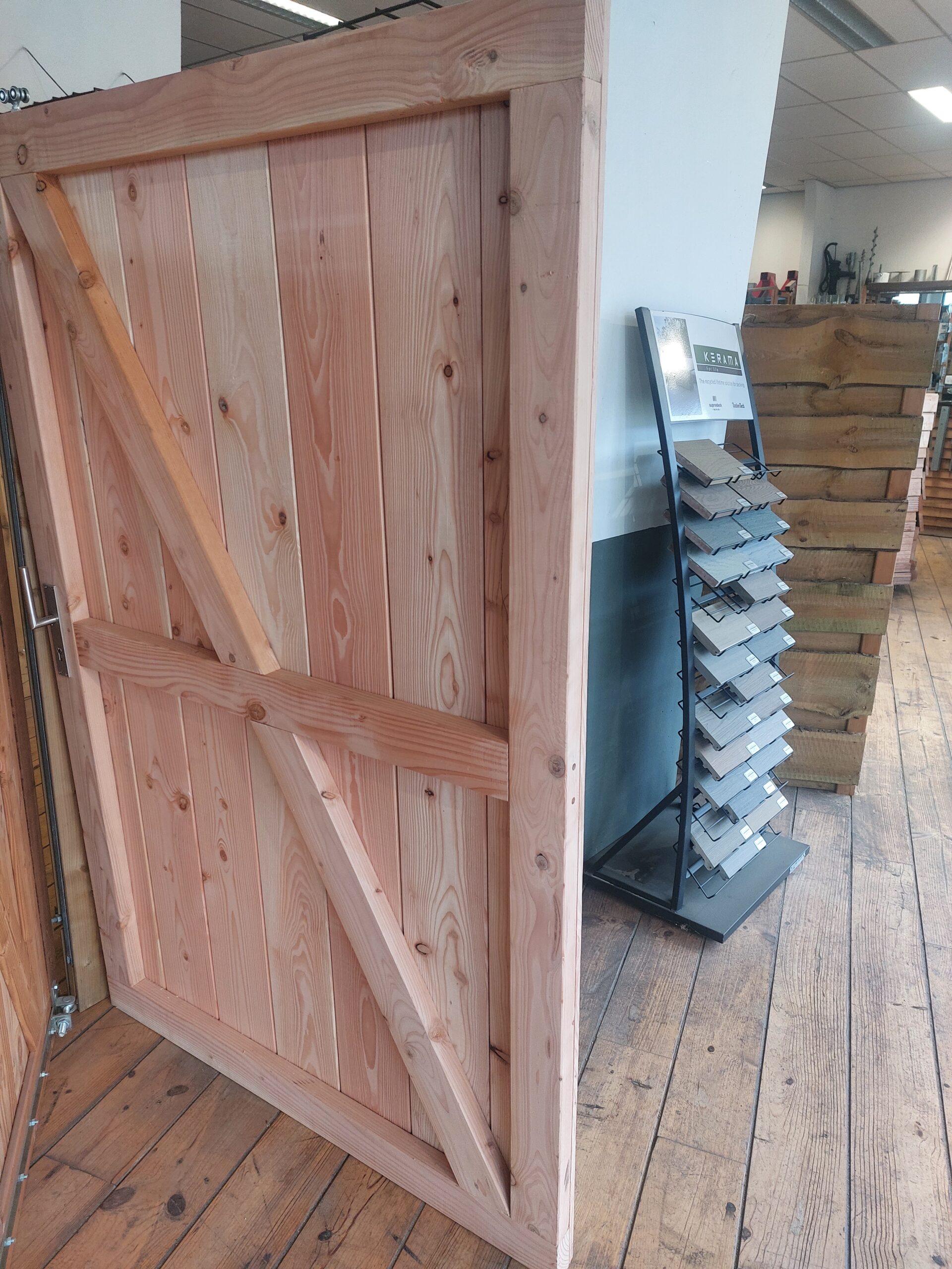 Schuifdeur / schuifpoort Douglas balken frame, enkelzijdig bekleed 130 t/m 170cm. Hoogte 195cm incl. volledig schuifsysteem (rails, rollers, slot, ondergeleiding)