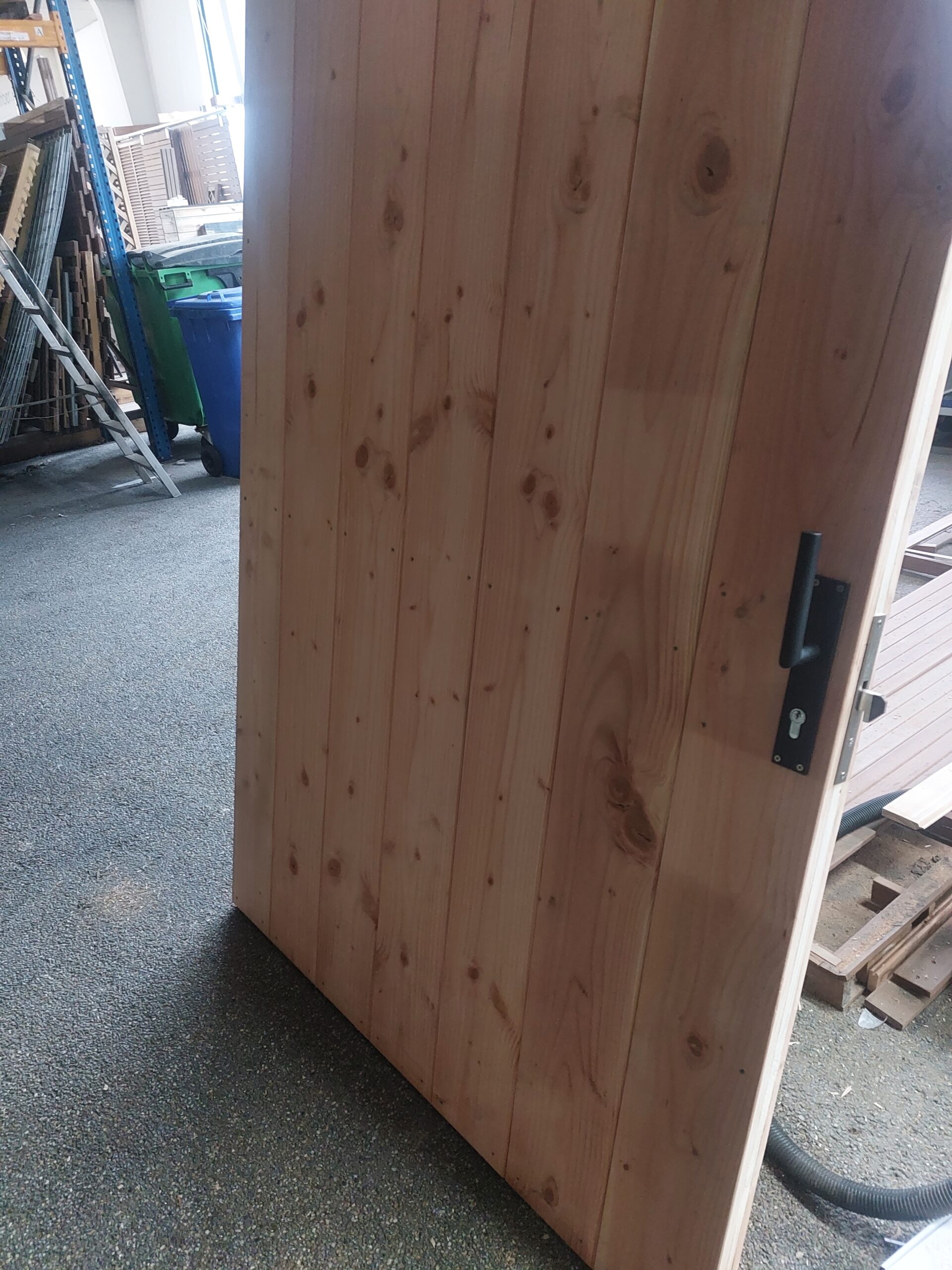 Schuifdeur / schuifpoort Douglas metalen frame, dubbelzijdig bekleed 130 t/m 170cm. Hoogte 195cm incl. volledig schuifsysteem (rails, rollers, slot, ondergeleiding)