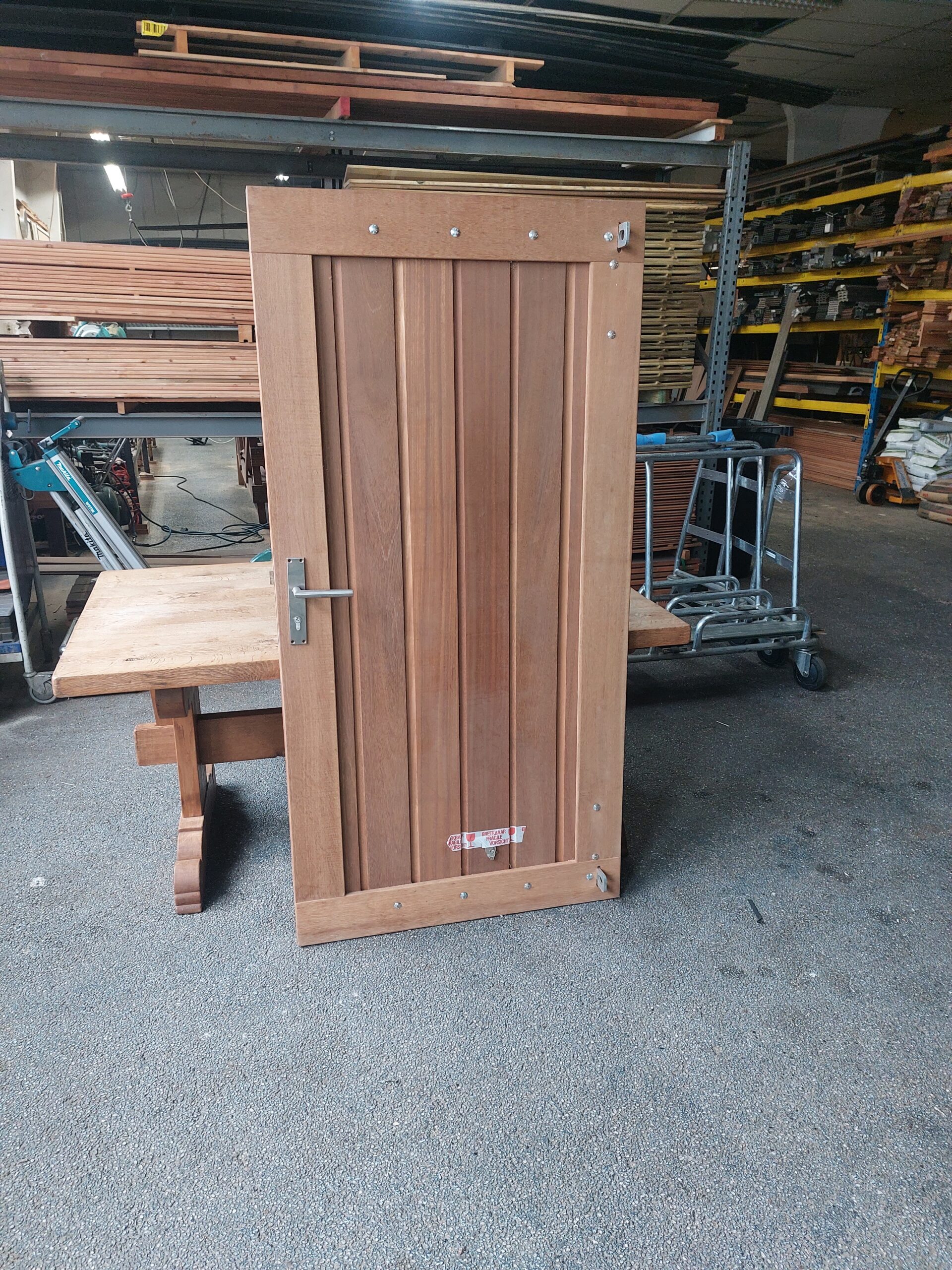 Massief bangkirai dichte tuinpoort model Belmonte 90x180cm incl. RVS klink met insteekcilinderslot en ingewerkte zware hoekscharnieren.