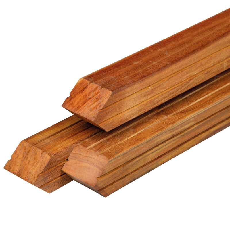 Angelim vermelho hardhout paal 6,5 x 6,5 x 300 cm geschaafd, gepunt, 4 zijden 2 V-groeven, 4 ronde hoeken