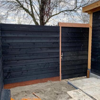 Schuifdeur / schuifpoort zweeds rabat metalen frame, dubbelzijdig bekleed 130 t/m 180cm. Hoogte 195cm incl. volledig schuifsysteem (rails, rollers, slot, ondergeleiding)