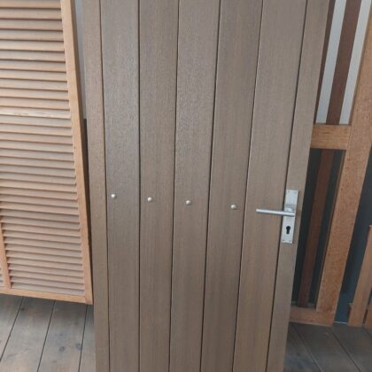 Wpc / Aluminium Ral 7016 tuinpoort incl. hang en sluitwerk "Verticaal" 80>120cm breedte( maatwerk mogelijk)