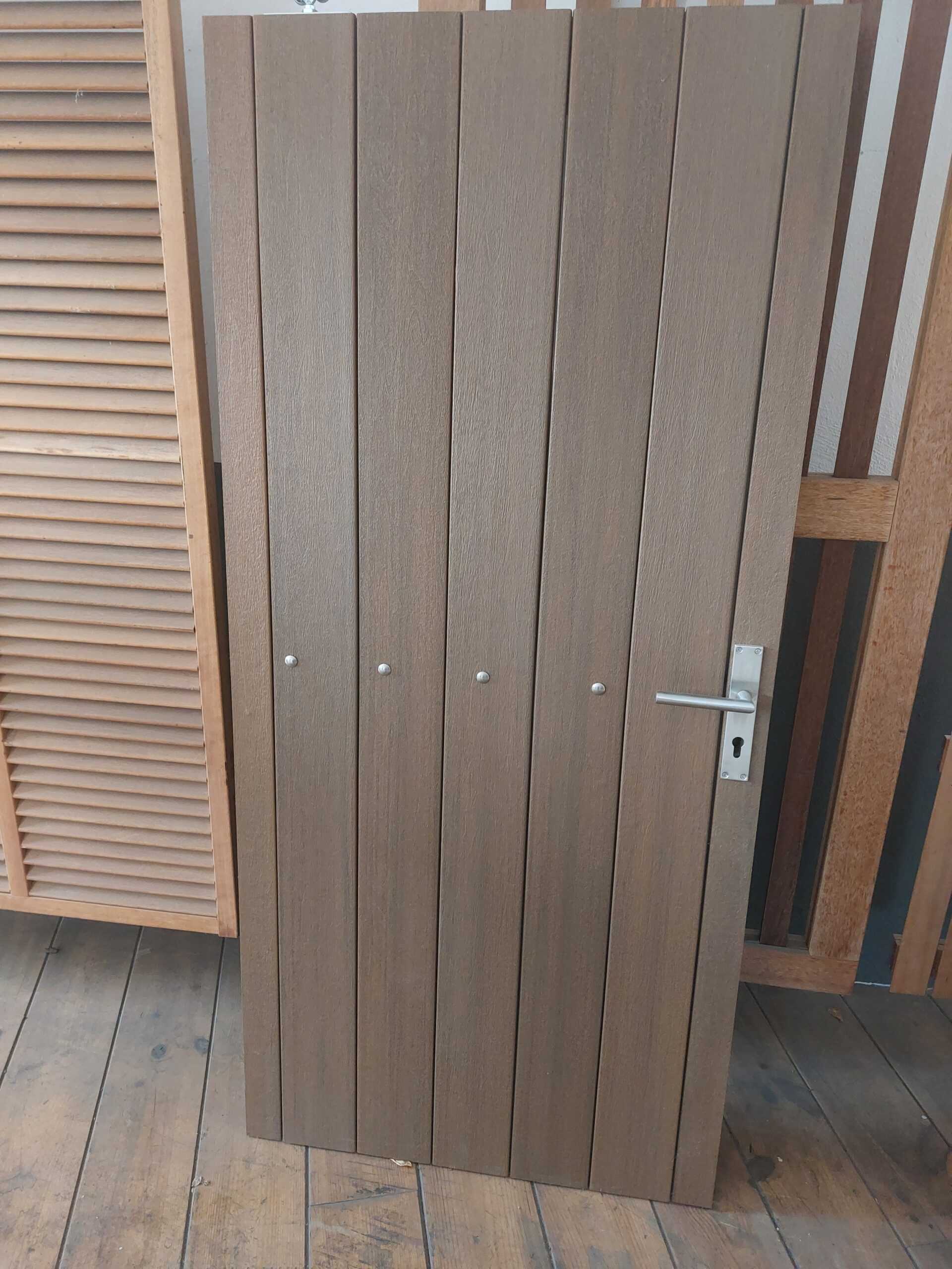 Wpc / Aluminium Ral 7016 tuinpoort incl. hang en sluitwerk "Verticaal" 80>120cm breedte( maatwerk mogelijk)