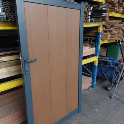 Wpc / Aluminium Ral 7016 tuinpoort incl. hang en sluitwerk "Verticaal" 80>120cm breedte( maatwerk mogelijk)