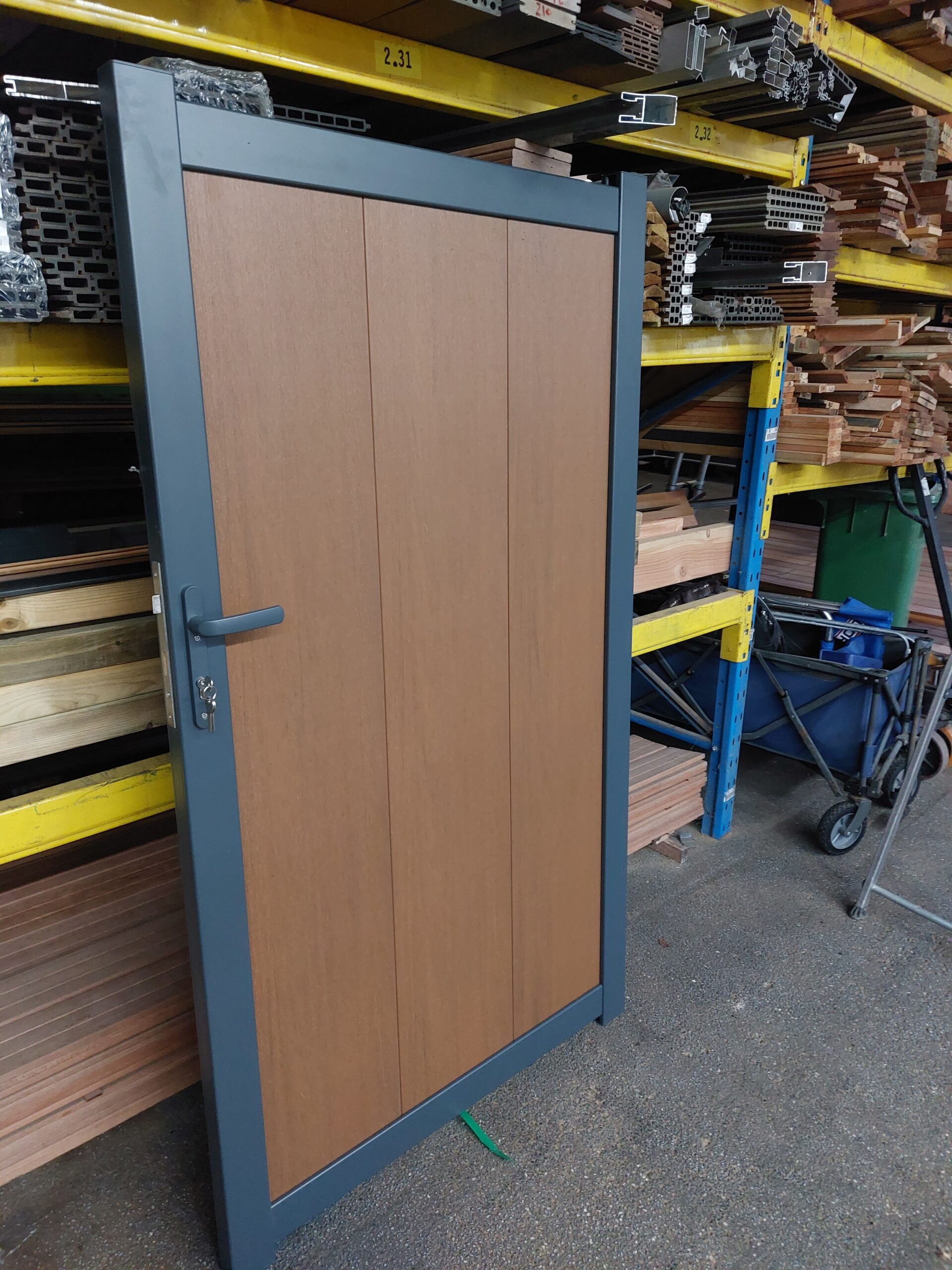 Wpc / Aluminium Ral 7016 tuinpoort incl. hang en sluitwerk "Verticaal" 80>120cm breedte( maatwerk mogelijk)