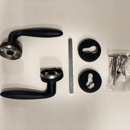 Deurkruk met rozetten Zwarte structuurcoating gebogen model 4