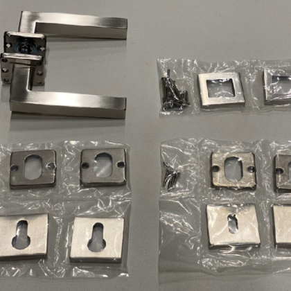 Deurkruk met rozetten RVS Recht model (vierkant)